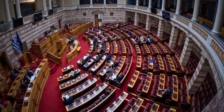 Βουλή: Σήμερα η ψηφοφορία επί της τροπολογίας για το μεταναστευτικό – Τι προβλέπει