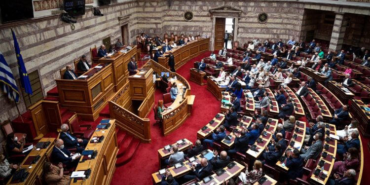 Ψηφίστηκε το νομοσχέδιο για το Ελληνικό Κτηματολόγιο και η τροπολογία για το «Καλάθι του Άη Βασίλη»
