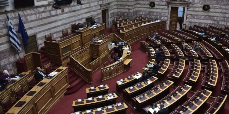 Αύριο στη Βουλή η κόντρα κορυφής για την αντιπυρική πολιτική