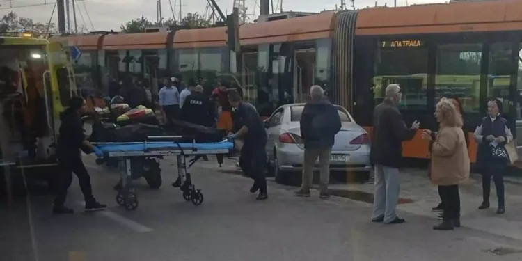 Τραμ συγκρούστηκε με αυτοκίνητο στο Παλαιό Φάληρο: Νεκρή μία πεζή