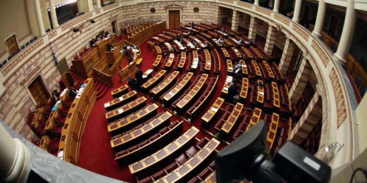 Επιστολική ψήφος: Ενστάσεις αντισυνταγματικότητας κατέθεσαν τέσσερα κόμματα της αντιπολίτευσης