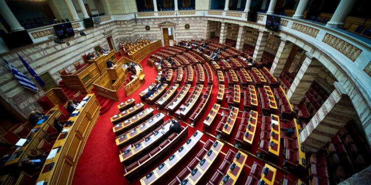 Στη Βουλή το νομοσχέδιο για οπαδική βία και η τροπολογία για κατώτατο μισθό και αγροτικό ρεύμα