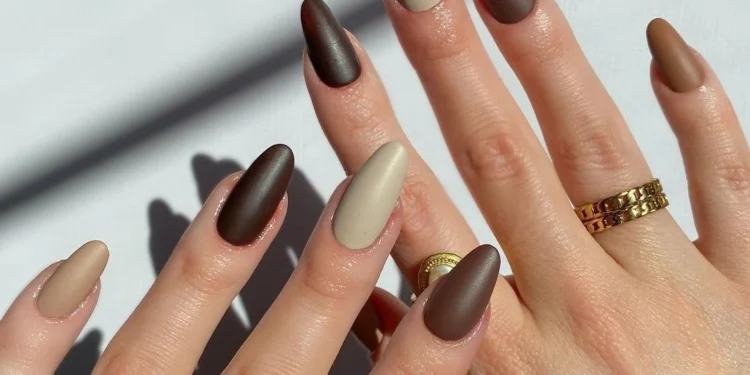 Chocolate nails: Το manicure του χειμώνα έχει το χρώμα της ζεστής σοκολάτας