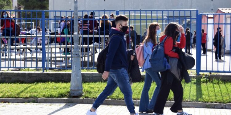 Άνοιγμα σχολείων: Έξαρση Covid και γρίπης