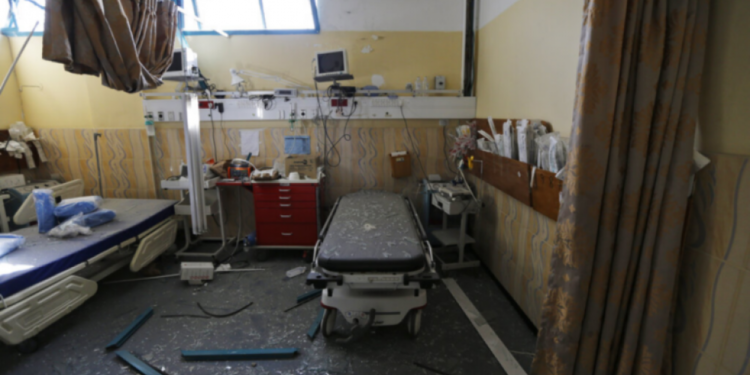 Γιατροί και ασθενείς εγκαταλείπουν τα νοσοκομεία της Γάζας