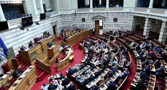 Σε δημόσια διαβούλευση το νομοσχέδιο για τα ομόφυλα ζευγάρια