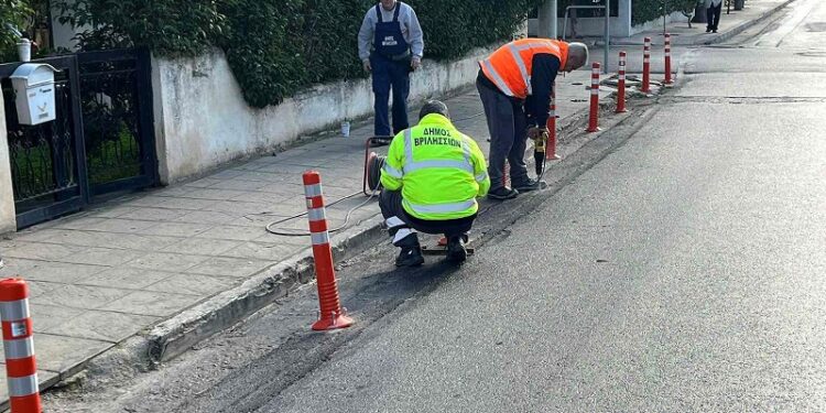Δήμος Βριλησσίων: Κολωνάκια για αποτροπή της παράνομης στάθμευσης σε κεντρικά σημεία
