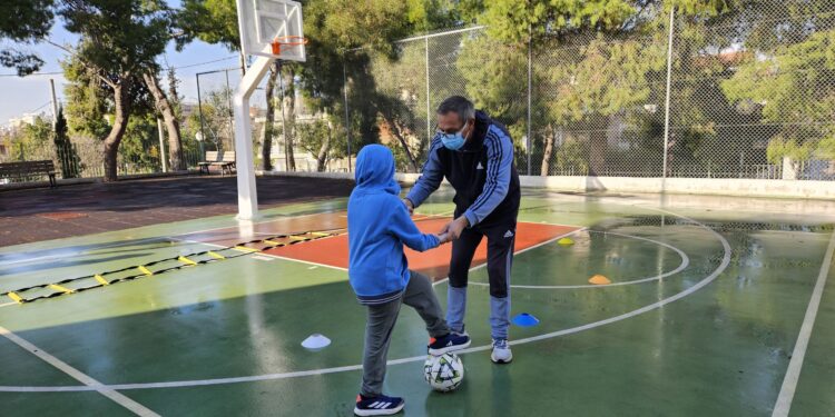 Τα παιδιά του Ειδικού Σχολείου μαθαίνουν ποδόσφαιρο: συνεργασία Δήμου Ηρακλείου Αττικής με το σχολείο