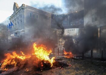 Υπό κλοιό αγροτικών τρακτέρ το Ευρωπαϊκό Συμβούλιο – Αυγά και πέτρες εναντίον του Ευρωπαϊκού Κοινοβουλίου