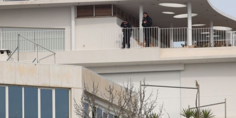 Σε εξέλιξη οι έρευνες για την πολύνεκρη επίθεση στην ναυτιλιακή