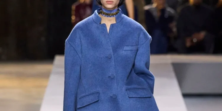 Το κοντό παλτό είναι η νέα chic τάση στα πανωφόρια που είδαμε στα catwalks