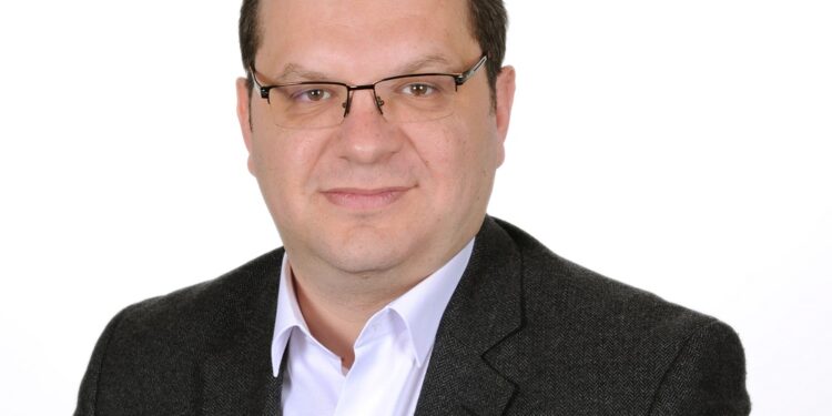 Νίκος Κασκαβέλης στην εκπομπή “Dr No” και τον Βασίλη Νομικό: “Πεδίο συναίνεσης και ευκαιριών, όχι μάχης, τα Πανεπιστήμια!”