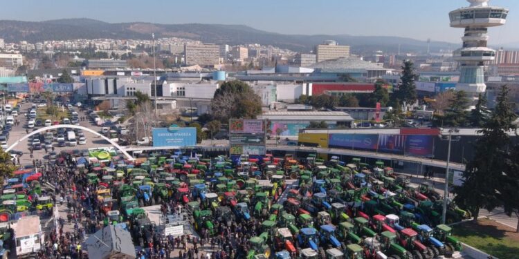 Κλιμακώνουν τις κινητοποιήσεις οι αγρότες