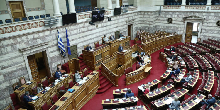 Στις αρμόδιες επιτροπές της Βουλής σήμερα το ν/σ για τα ομόφυλα ζευγάρια