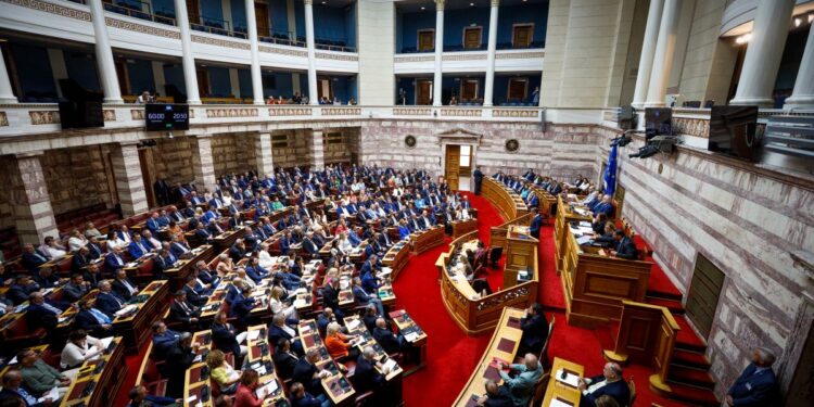 Στην Ολομέλεια σήμερα το πόρισμα της ΝΔ για το τραγικό δυστύχημα στα Τέμπη