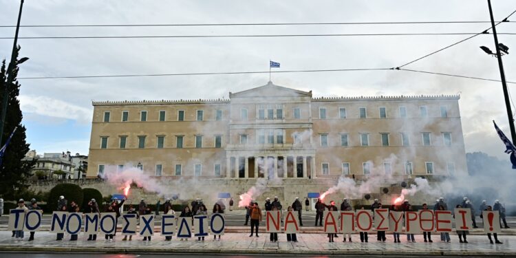 Ιδιωτικά ΑΕΙ: Στα ύψη η αντιπαράθεση στη Βουλή, μόνη η κυβέρνηση – Πανεκπαιδευτικό συλλαλητήριο την Παρασκευή