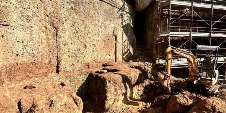 Ένας τεράστιος ετρουσκικός τάφος ήρθε τυχαία στο φως