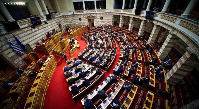 Σε υψηλούς τόνους η πρώτη μέρα συζήτησης για την πρόταση δυσπιστίας