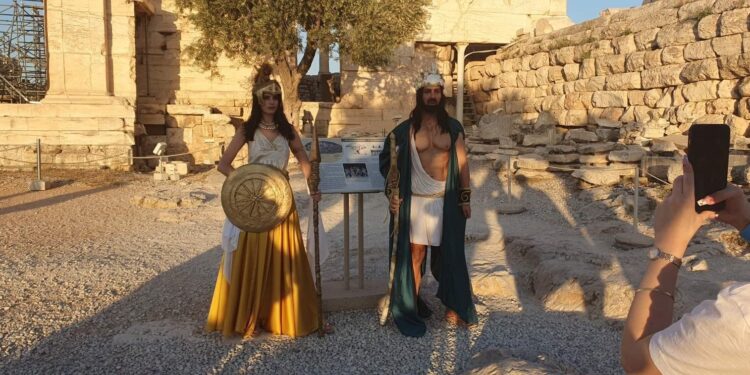 Ακρόπολη: ΕΔΕ για τα άτομα που εμφανίστηκαν με χλαμύδες