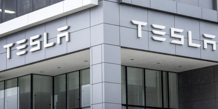 Tesla: Απολύει πάνω από το 10% των εργαζομένων παγκοσμίως