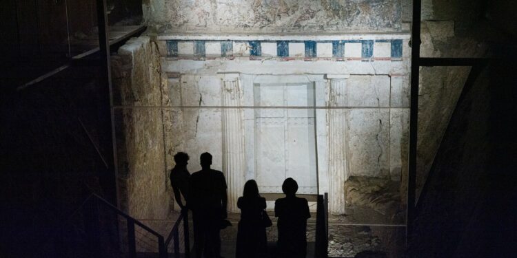 Νέα αρχαιολογικά ευρήματα στις Αιγές: Βρέθηκε μακεδονικός τάφος με χρυσό στεφάνι μυρτιάς και πλούσια διακόσμηση