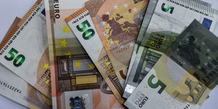Σε ισχύ από σήμερα ο νέος κατώτατος μισθός