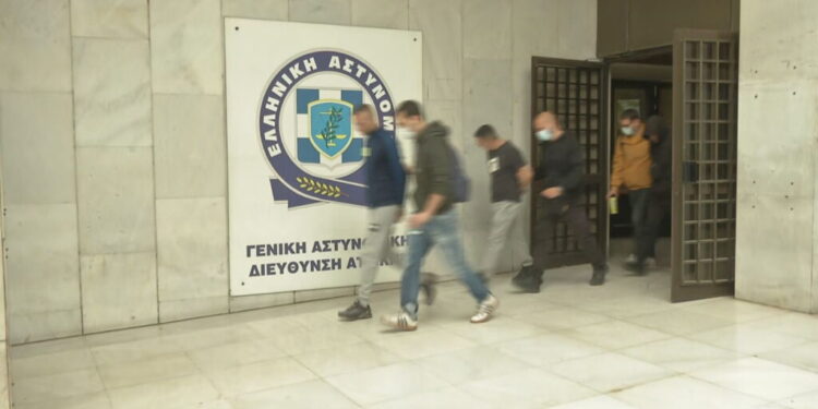Δολοφονία Λυγγερίδη: Στον Εισαγγελέα οι 67 συλληφθέντες για την οπαδική βία