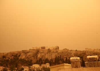 Επιμένει μέχρι το μεσημέρι η αφρικανική σκόνη – Πρωτόγνωρες εικόνες