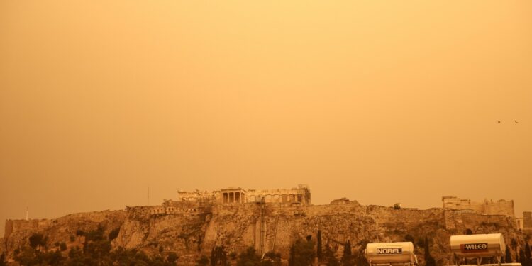 Επιμένει μέχρι το μεσημέρι η αφρικανική σκόνη – Πρωτόγνωρες εικόνες