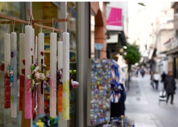 Σε ισχύ το εορταστικό ωράριο – Ανοιχτά τα καταστήματα την Κυριακή