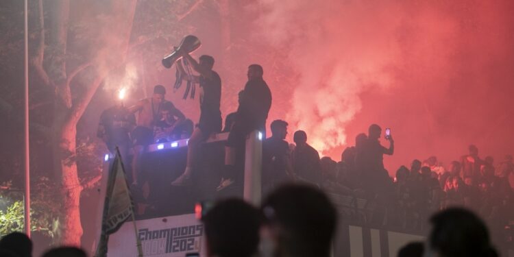 Αποθέωση για τον πρωταθλητή ΠΑΟΚ με ολονύχτιο πάρτι στον Λευκό Πύργο – Η Θεσσαλονίκη στο πόδι