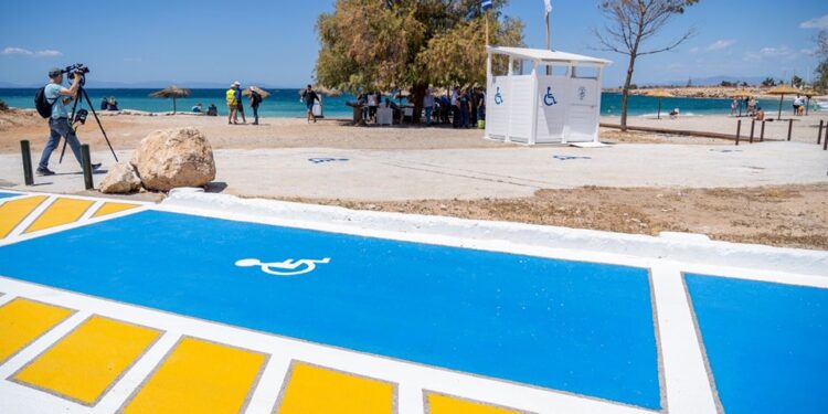 «Πρότυπο προσβάσιμης παραλίας για ΑμεΑ» η 3η παραλία Γλυφάδας