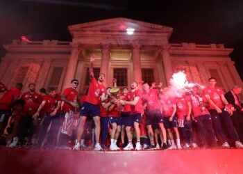 Ολονύχτιο πάρτι για τον Κυπελλούχο Ευρώπης Ολυμπιακό – Υποδοχή ηρώων στους τροπαιούχους