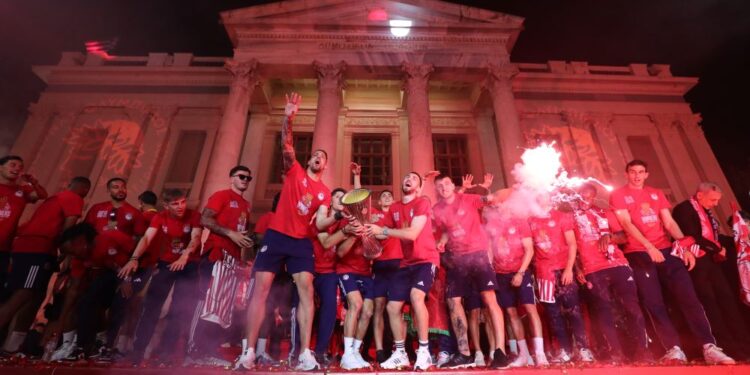Ολονύχτιο πάρτι για τον Κυπελλούχο Ευρώπης Ολυμπιακό – Υποδοχή ηρώων στους τροπαιούχους