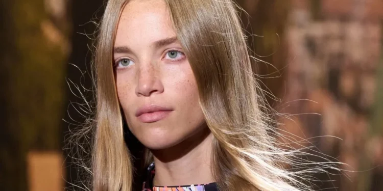 Sunbeam blonde: Η χρυσή-καφέ απόχρωση που κολακαύει κάθε τόνο δέρματος