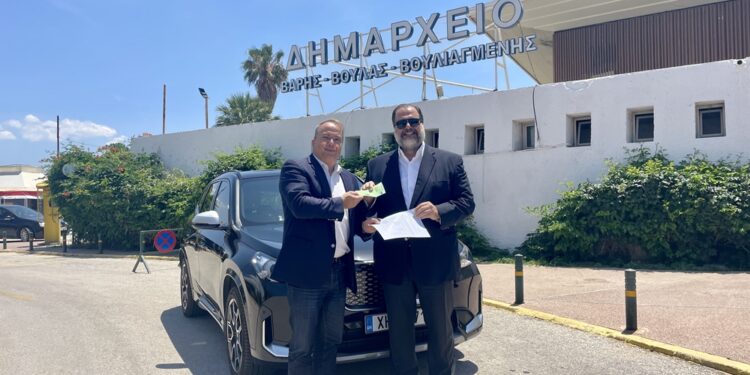 Νέο ηλεκτρικό αυτοκίνητο δώρισε στο Δήμος Βάρης Βούλας Βουλιαγμένης ο Νίκος Πατέρας