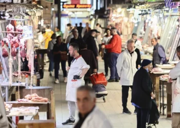 Κορυφώνονται οι προετοιμασίες για το πασχαλινό τραπέζι – Ακριβότερο σε σχέση με πέρσι
