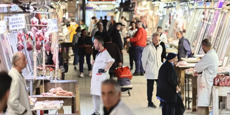 Κορυφώνονται οι προετοιμασίες για το πασχαλινό τραπέζι – Ακριβότερο σε σχέση με πέρσι