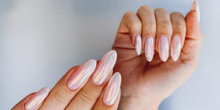 Lip Gloss nails: Το λαμπερό μανικιούρ που θα κάνετε ξανά και ξανά όλο το καλοκαίρι