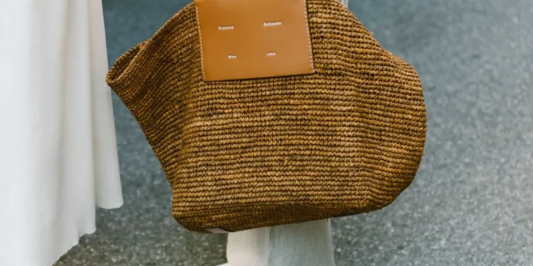 Ψάθα παντού: Οι raffia bags που θα φορέσουμε και στην πόλη