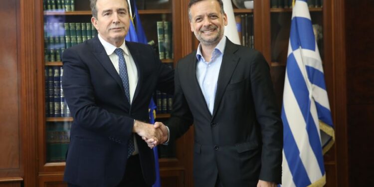 Μνημόνιο συνεργασίας υπέγραψαν Δούκας – Χρυσοχοΐδης