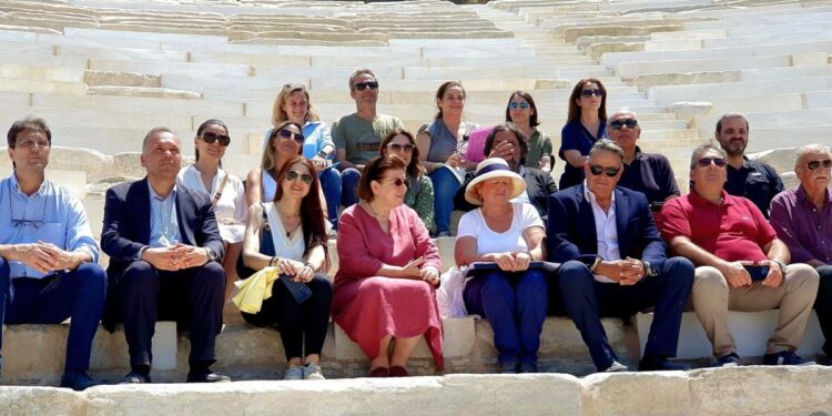 Απόλυτα ικανοποιημένη η Λ. Μενδώνη από την αποκατάσταση του αρχαίου θεάτρου της Θάσου