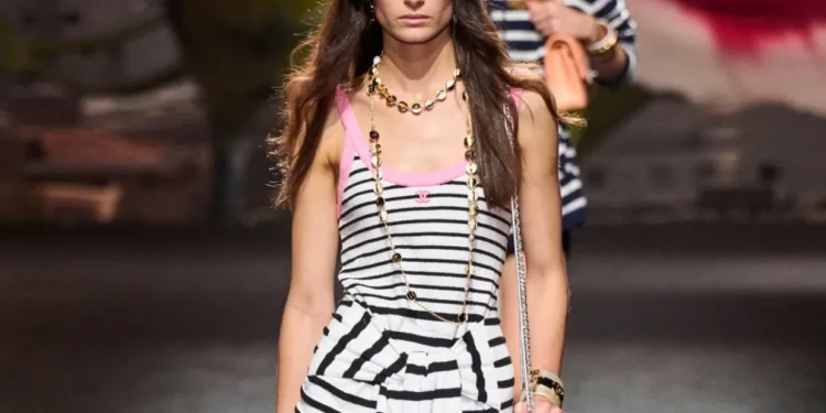 Μαρινιέρα: Το κλασικό sailor chic τοπ επιστρέφει και θα φορεθεί και στην πόλη
