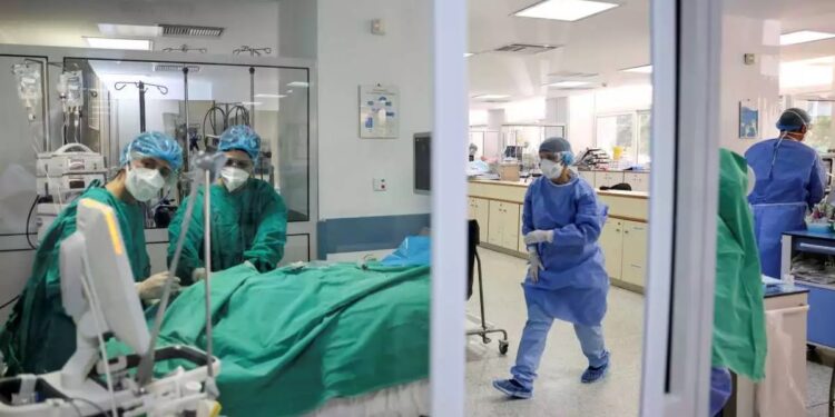 Κορονοϊός: Συναγερμός στον ΕΟΔΥ – 575 νοσηλείες και 21 θάνατοι σε 7 μέρες
