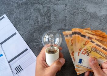 Ρεύμα: Αυξήσεις 22% στα πράσινα τιμολόγια Ιουλίου