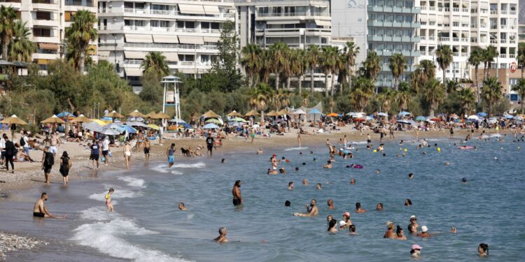 Συνεχίζεται και σήμερα ο καύσωνας – Σταδιακή πτώση της θερμοκρασίας από αύριο