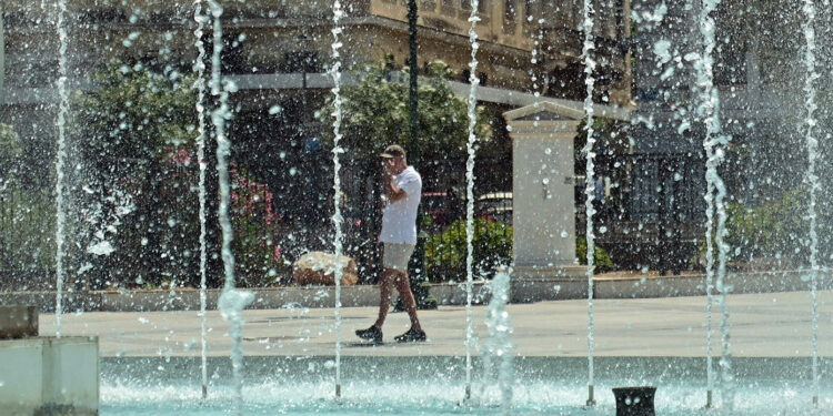 Έκτακτο δελτίο ΕΜΥ: Κορυφώνεται το θερμό κύμα με θερμοκρασίες έως 43 βαθμούς