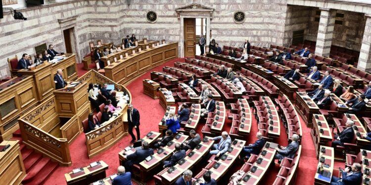 Σφοδρή σύγκρουση προκάλεσε στη Βουλή το δυστύχημα των Τεμπών στον απόηχο των νέων στοιχείων