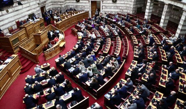 Υποκλοπές: Πέντε κόμματα της αντιπολίτευσης καλούν στη Βουλή την Αδειλίνη