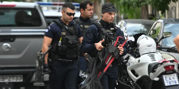Συνελήφθη ο 28χρονος που απειλούσε να ανατινάξει φιάλη υγραερίου στην Αχαρνών